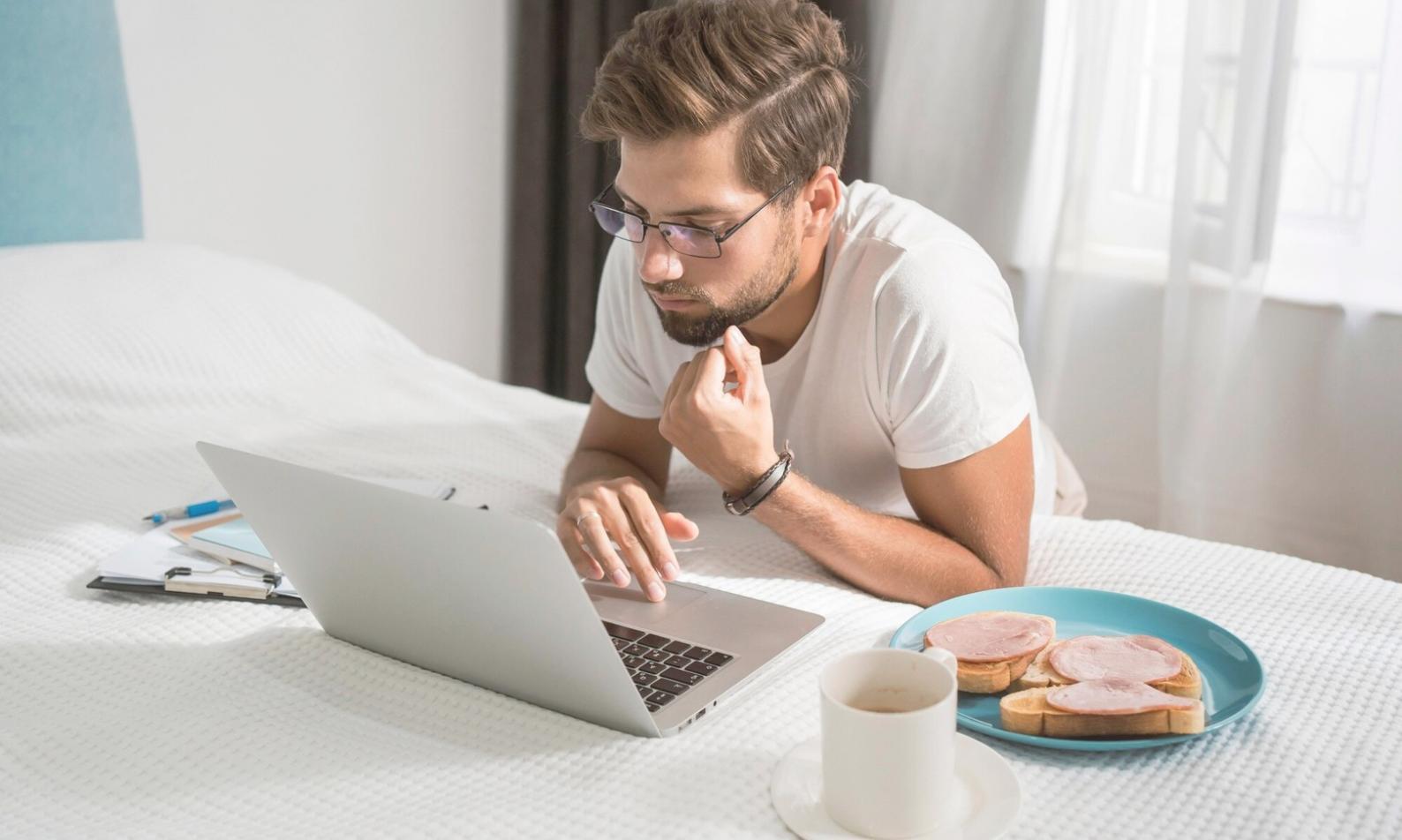 Interaktive Lernumgebung für Finanzanalytiker mit modernen Analysewerkzeugen