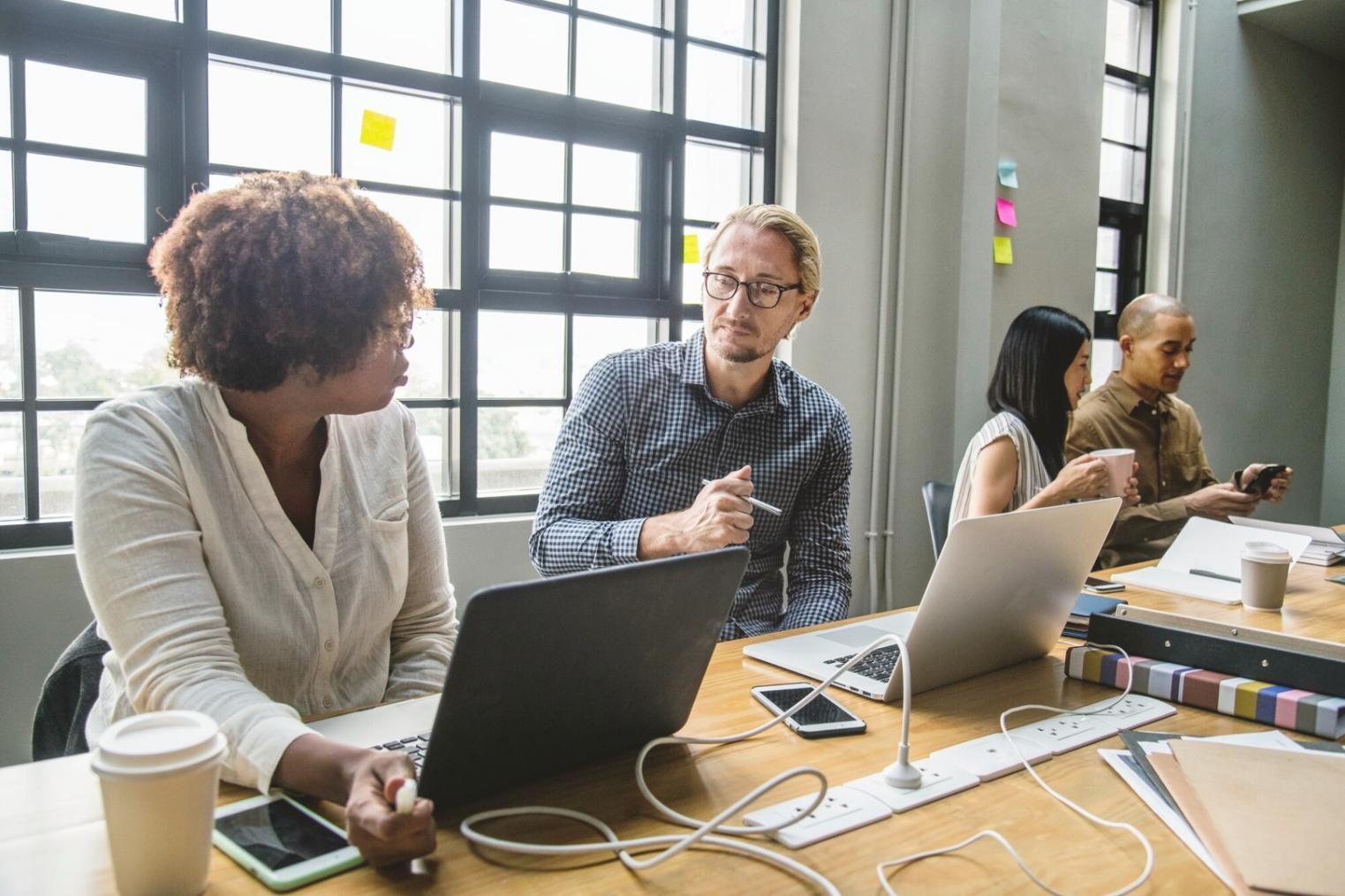Finanzanalyst arbeitet an komplexen Bewertungsmodellen am Computer